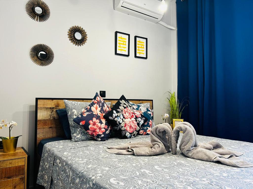 sypialnia z łóżkiem z dwoma ręcznikami w obiekcie Urszula's apartment- apartment with pool in Kos w mieście Psalidi