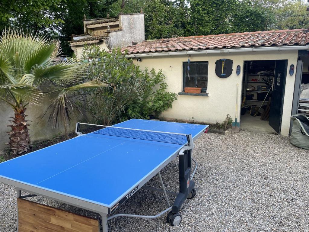 Stolní tenis v ubytování Chambre Canal Midi Piscine nebo okolí