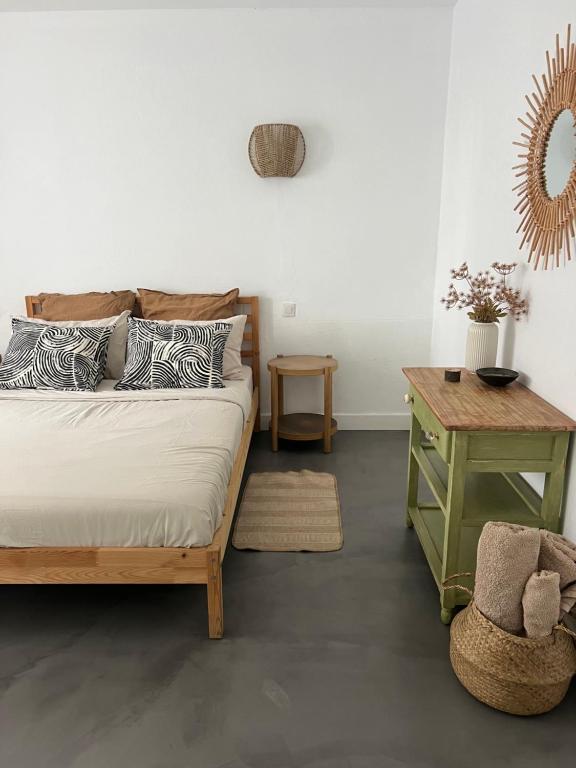 sypialnia z łóżkiem i stołem w obiekcie Casa Cabrera - 2 apartamentos con vistas al mar w mieście Caleta de Caballo