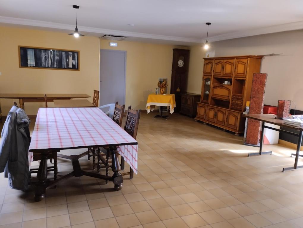 a dining room with a table and chairs at Maison Tournebride in Meillac