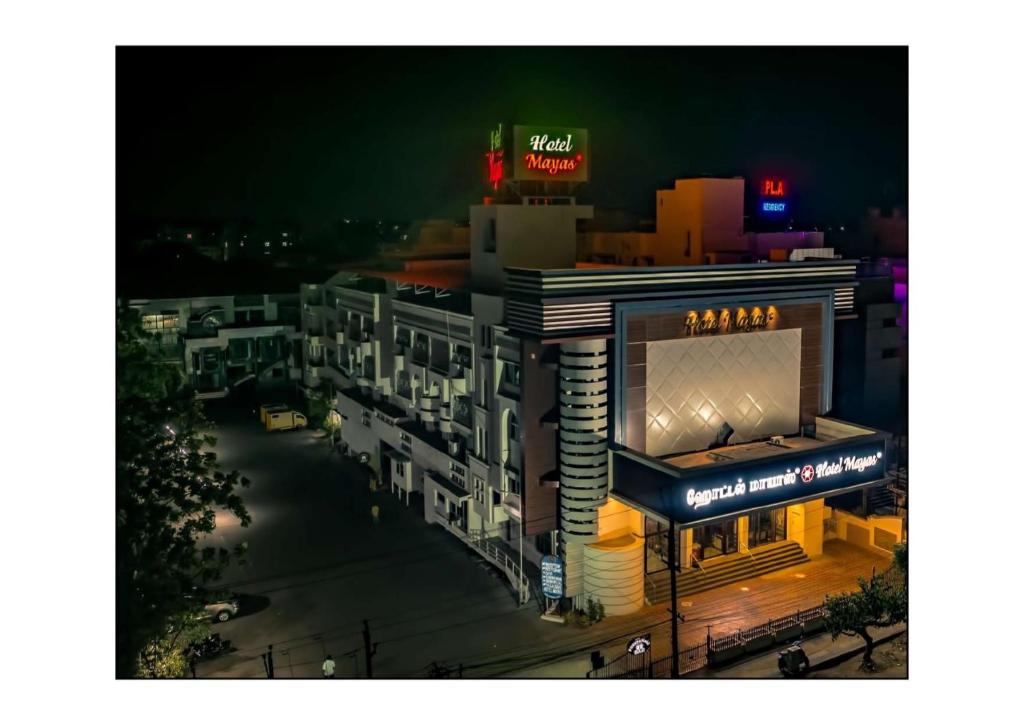 una vista de un edificio con un cartel en él en Hotel Mayas, en Tiruchchirāppalli