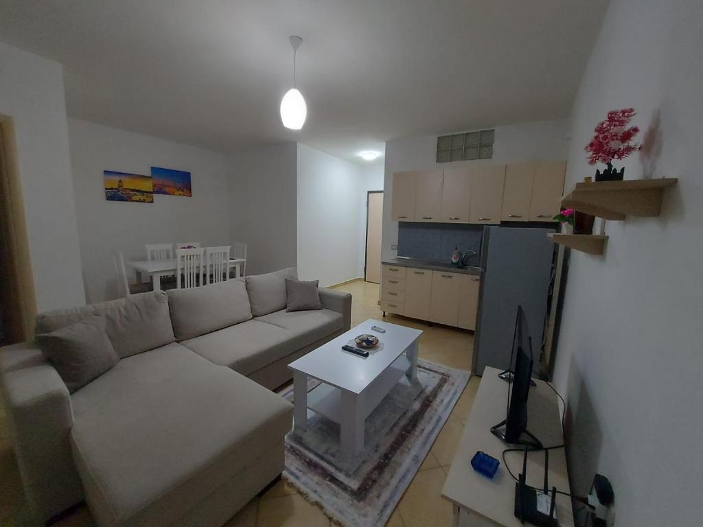 ein Wohnzimmer mit einem Sofa und einem Tisch in der Unterkunft Beach view Apartment in Vlorë