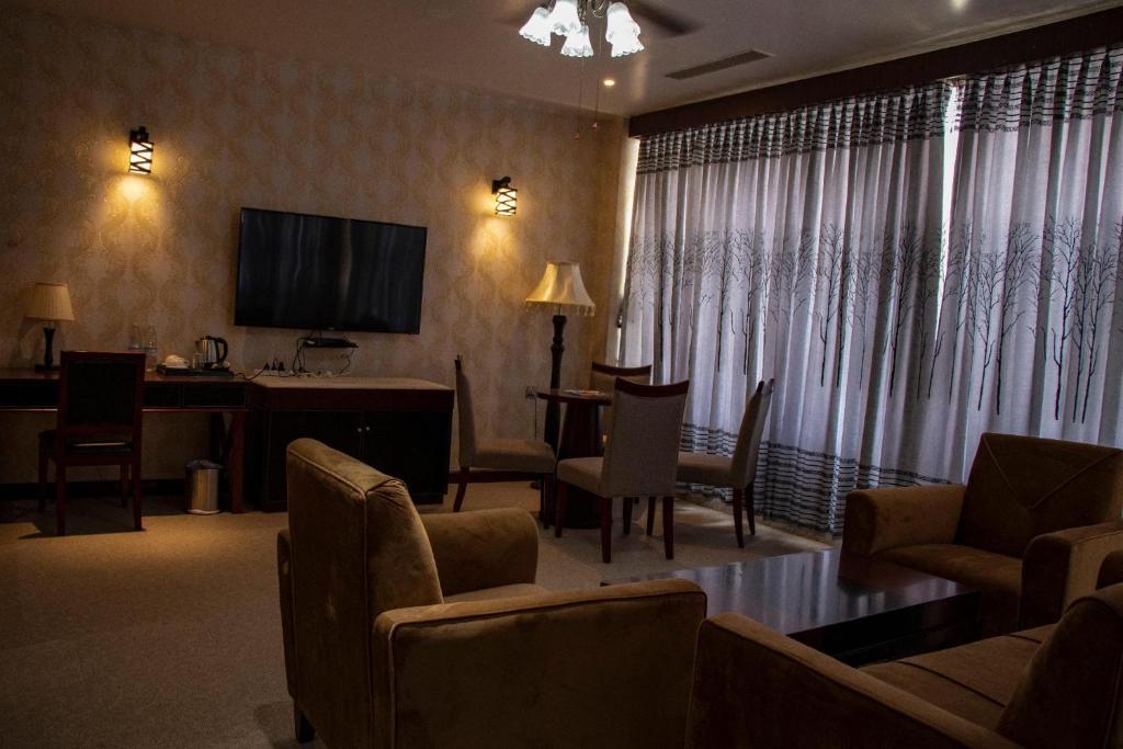 Μια τηλεόραση ή/και κέντρο ψυχαγωγίας στο RATNA HOTEL
