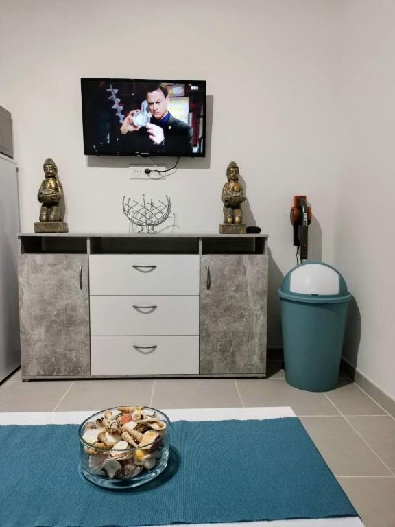 TV a/nebo společenská místnost v ubytování appartement vue mer,accès direct plage,fibre,clim,parking public gratuit
