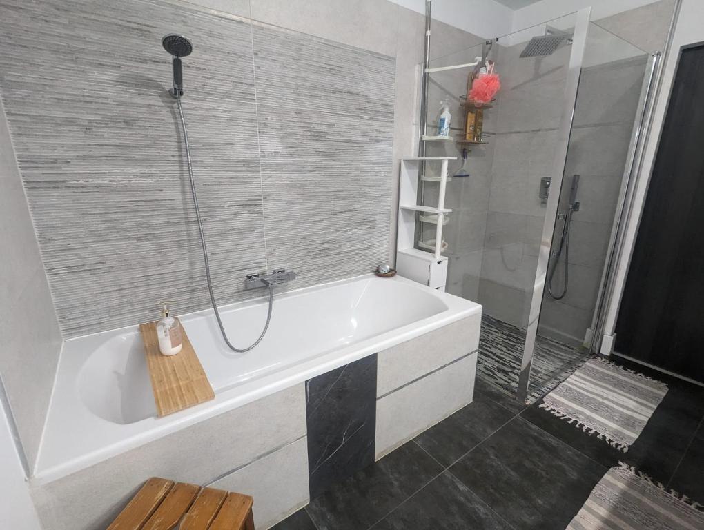 Koupelna v ubytování Landes Conviviales, CHAMBRES chez l'habitante, Laëtitia !