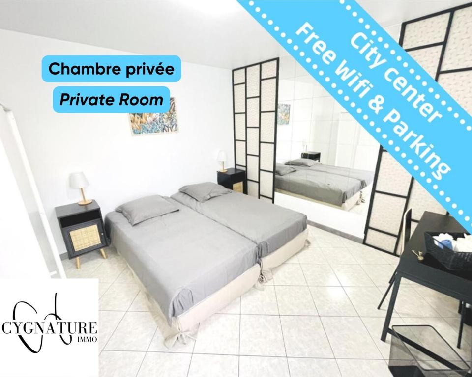 1 dormitorio con 1 cama en una habitación blanca en Flatshare Colocation 1 close to Geneva, en Saint-Genis-Pouilly