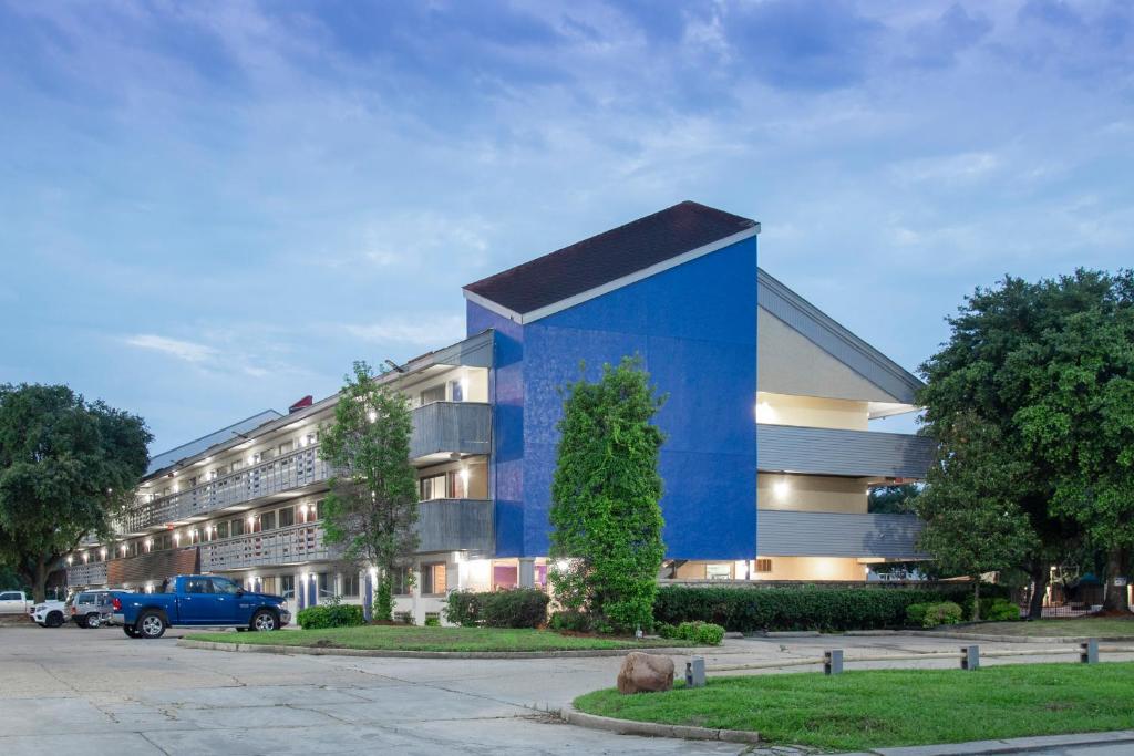 um grande edifício com uma parede azul em Boardwalk Suites Baton Rouge em Baton Rouge