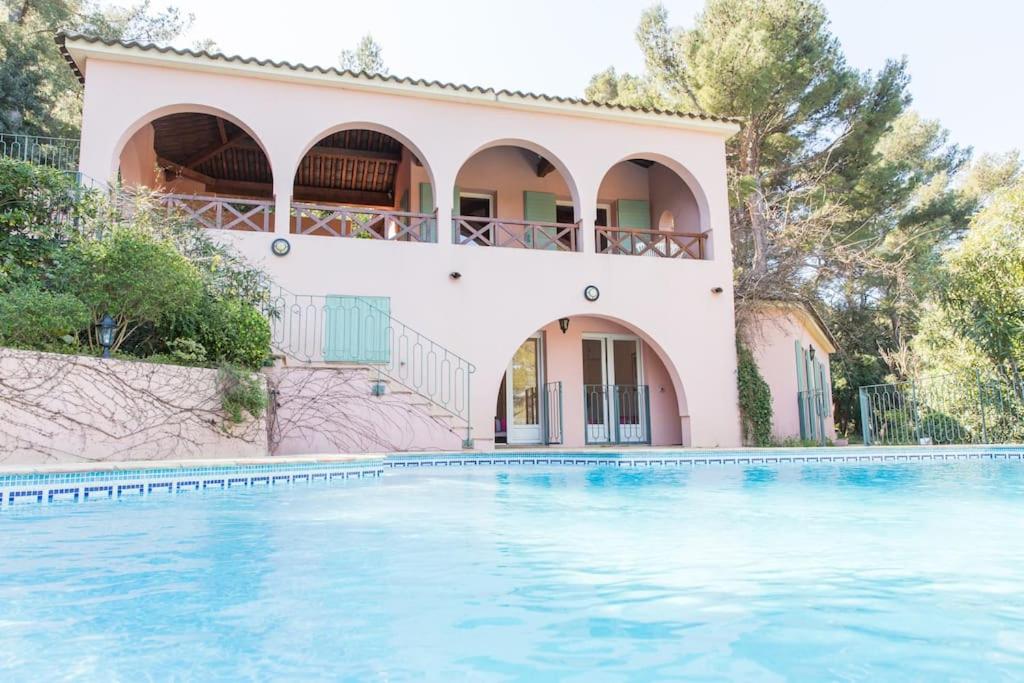 une villa avec piscine devant une maison dans l'établissement Villa Cap Benat piscine vue mer, à Bormes-les-Mimosas