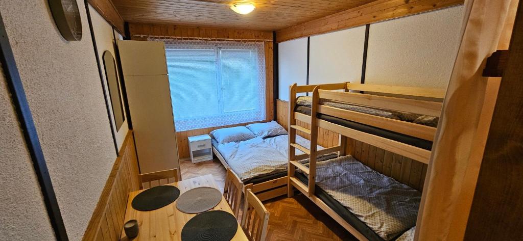 Postel nebo postele na pokoji v ubytování Chatka Ema