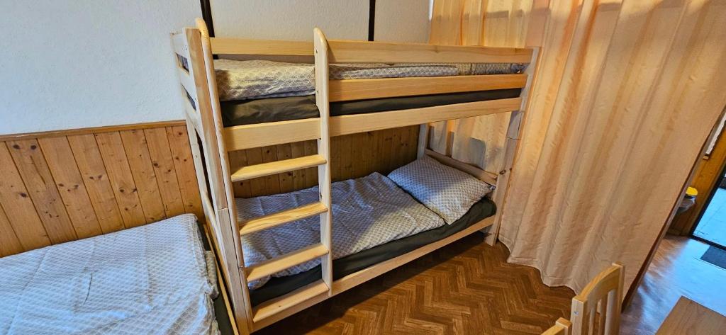 Postel nebo postele na pokoji v ubytování Chatka Ema