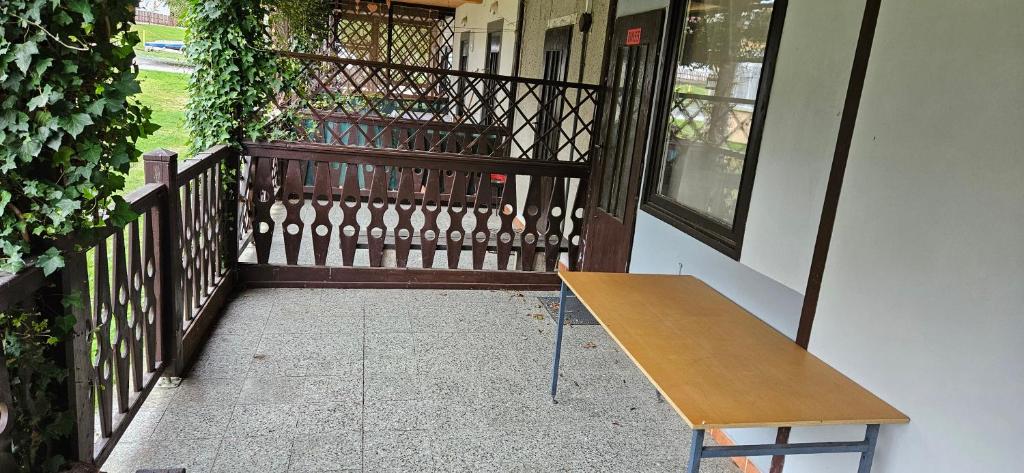 Balkón nebo terasa v ubytování Chatka Ema