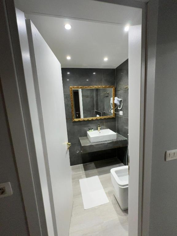 Koupelna v ubytování Hotel Royal Saranda