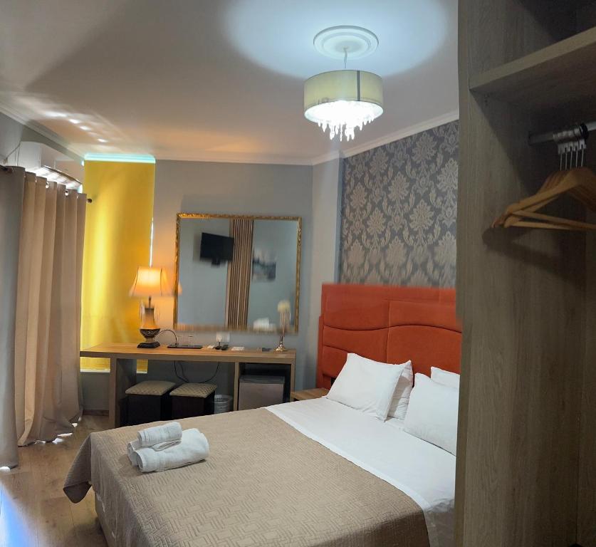 Postel nebo postele na pokoji v ubytování Hotel Royal Saranda