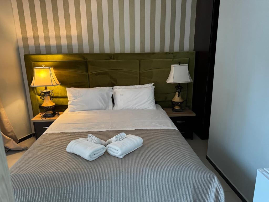 Postel nebo postele na pokoji v ubytování Hotel Royal Saranda
