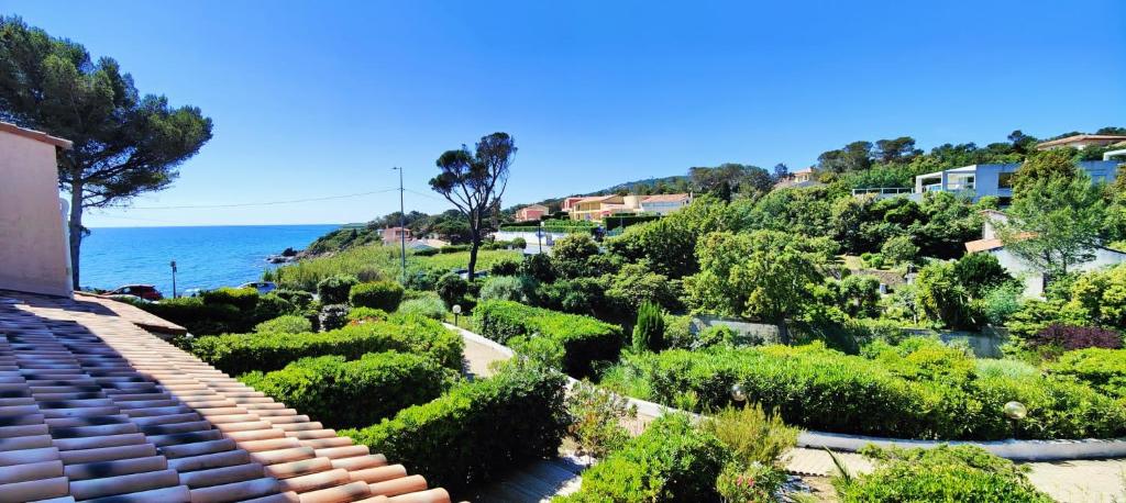 サン・テギュルフにあるLe Miroir de la merの海を背景にした丘の上の庭園