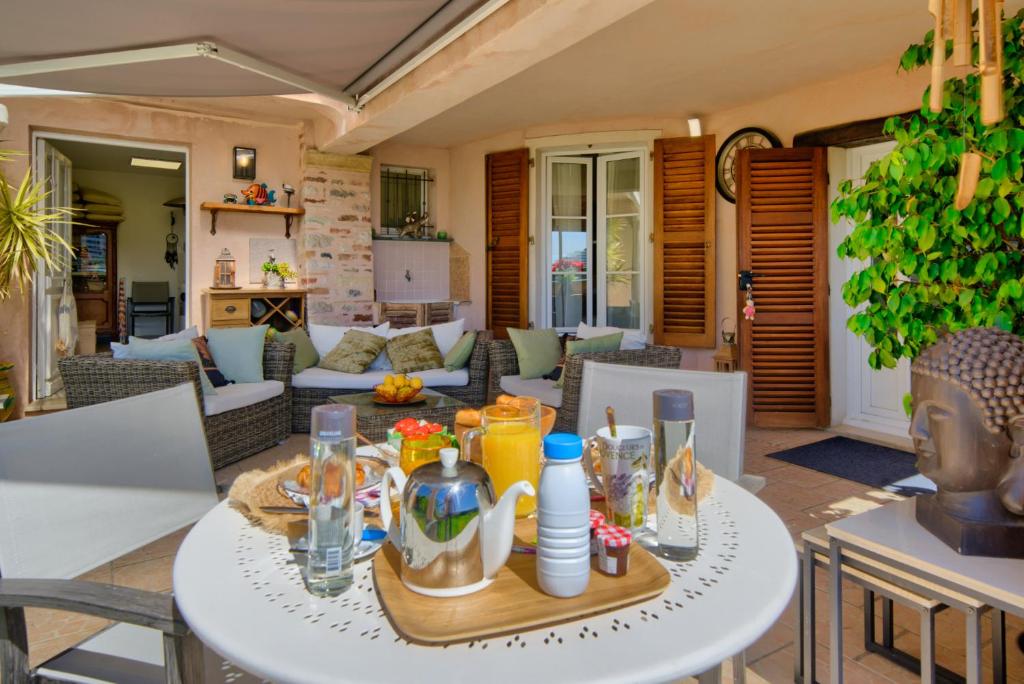 un soggiorno con tavolo e sedie di Elégant-Cosy 2P55M2 dans bas de villa provençale ! a Villeneuve-Loubet