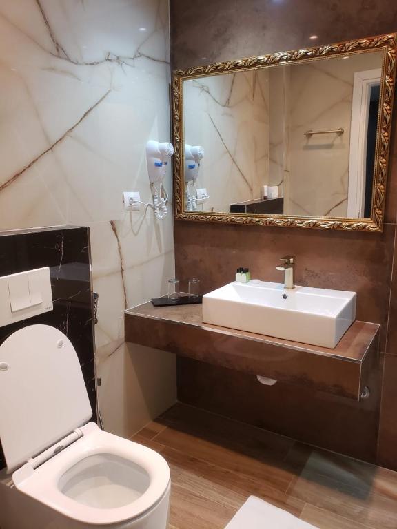 Koupelna v ubytování Hotel Royal Saranda