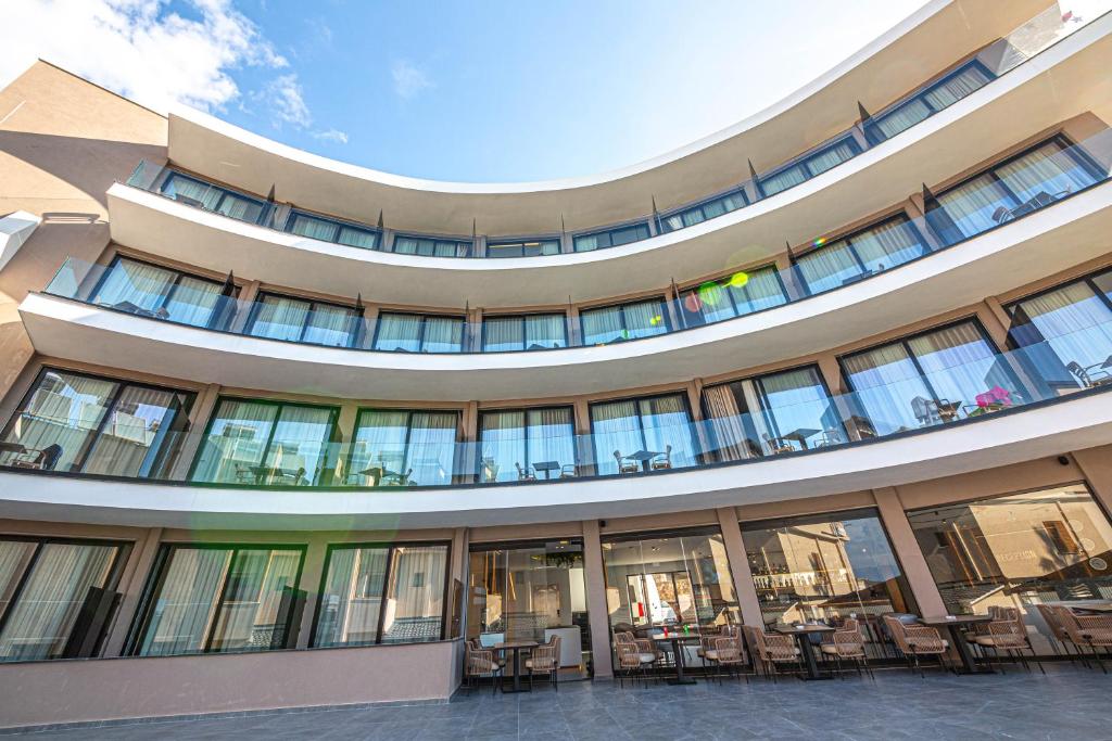 Rõdu või terrass majutusasutuses Nobbu Hotel Ksamil