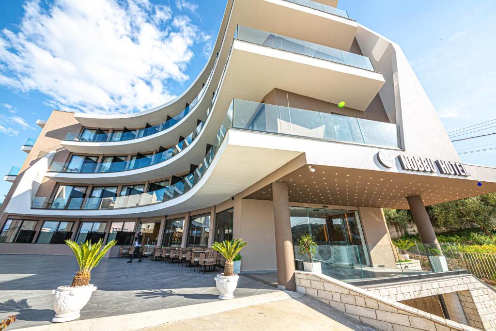 Rõdu või terrass majutusasutuses Nobbu Hotel Ksamil