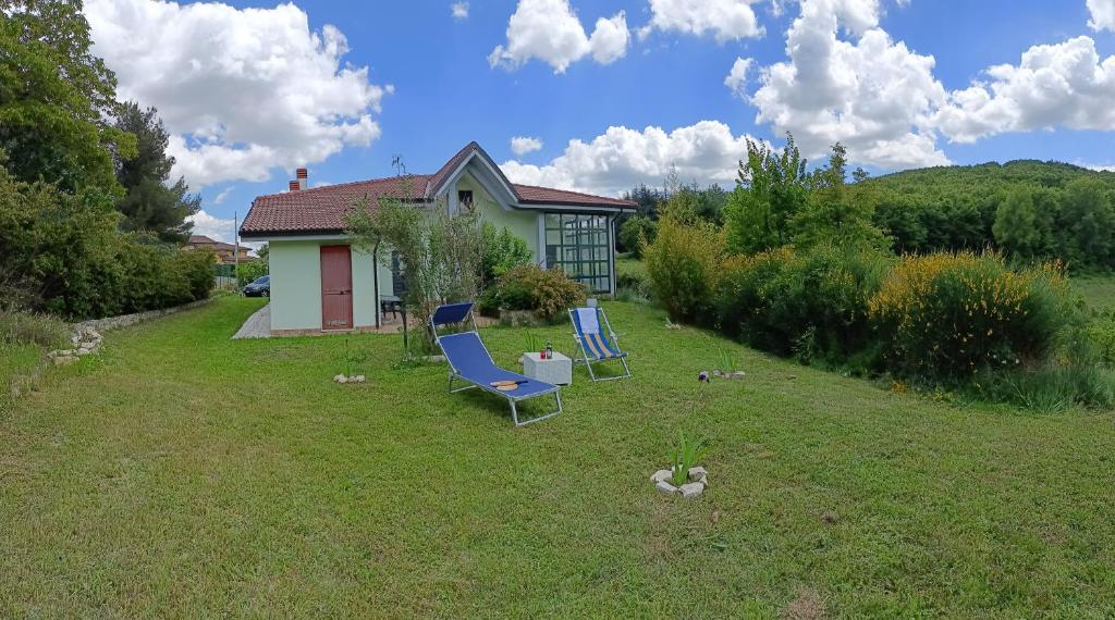 2 chaises bleues assises dans la cour d'une maison dans l'établissement Pia's house garden, à Campobasso