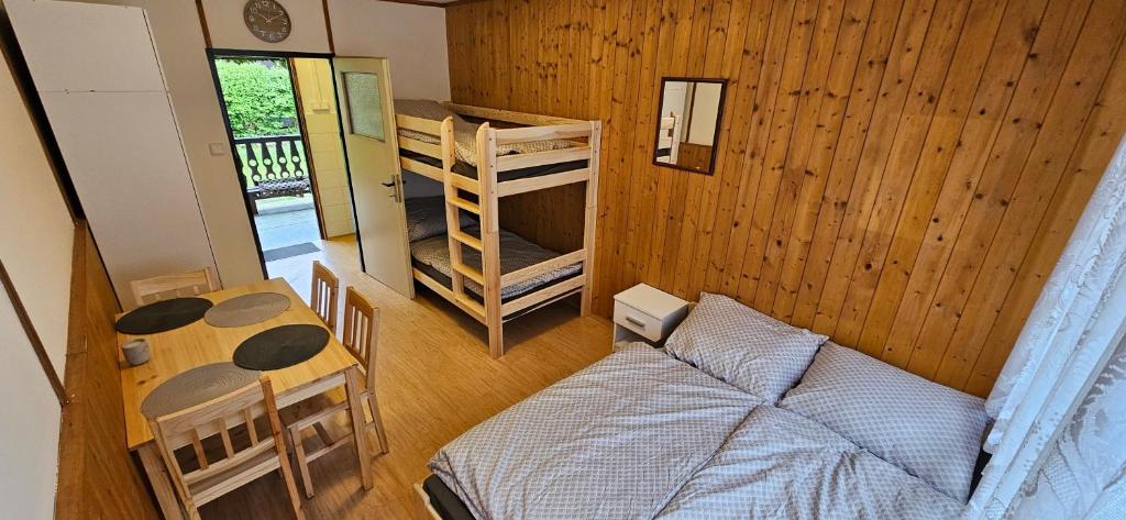 Postel nebo postele na pokoji v ubytování Chatka Matouš