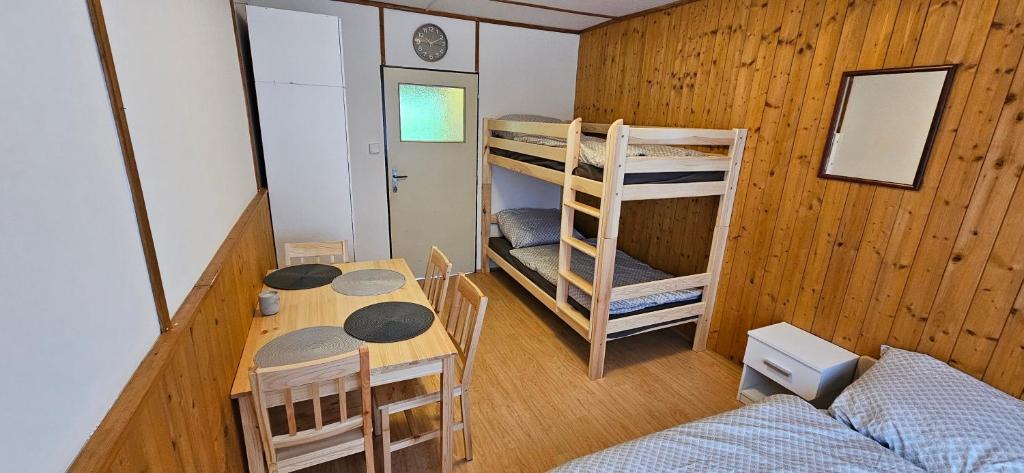 Postel nebo postele na pokoji v ubytování Chatka Matouš
