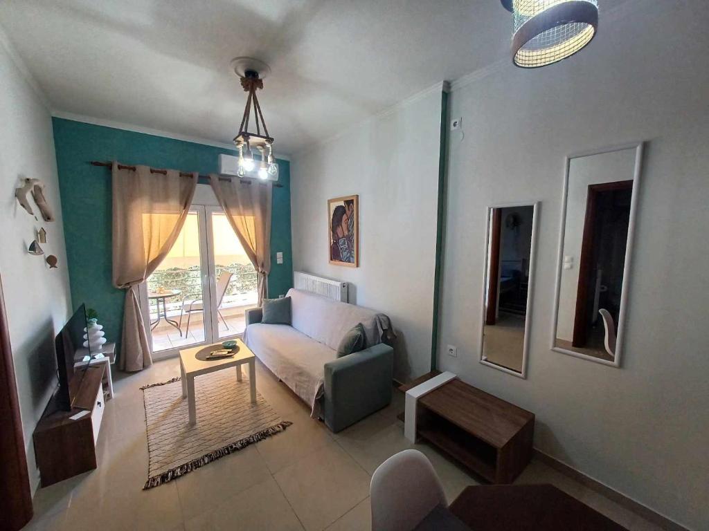 een woonkamer met een bank en een tafel bij F.K Room 2 in Aigio