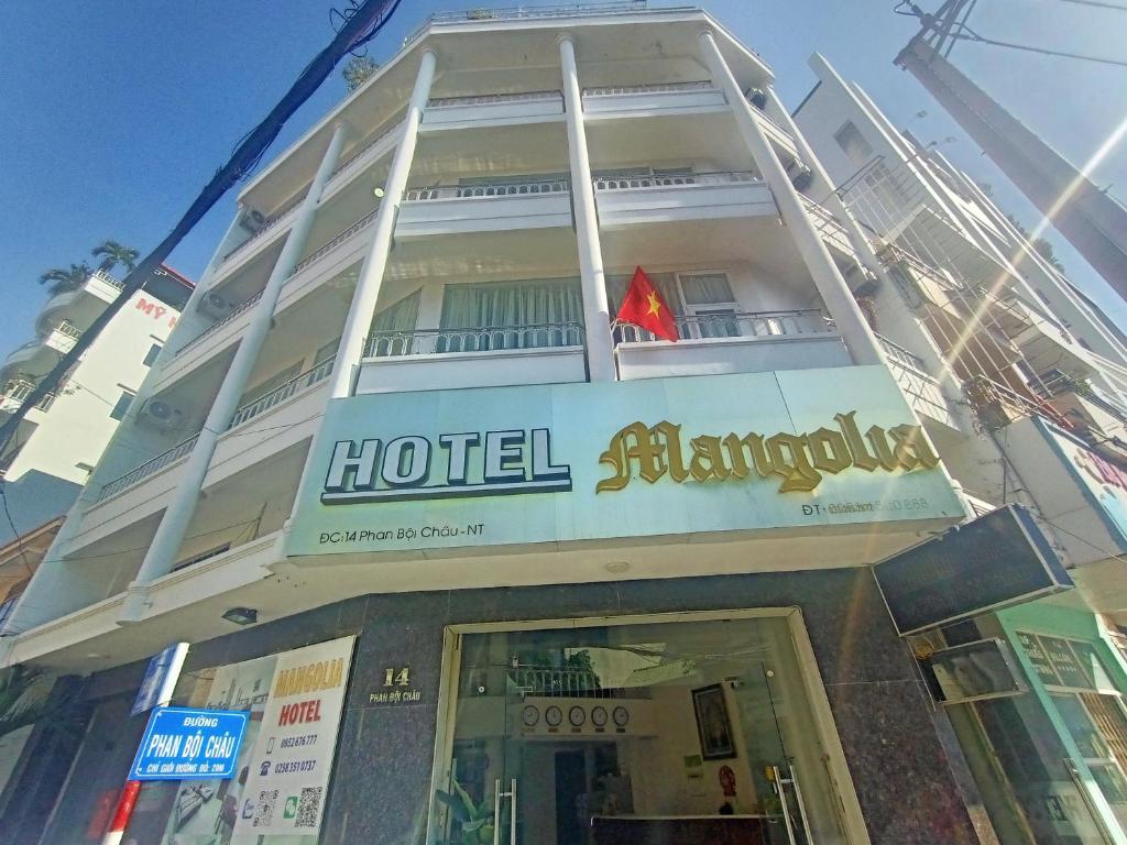 芽莊的住宿－Mangolia Hotel，建筑一侧的酒店标志