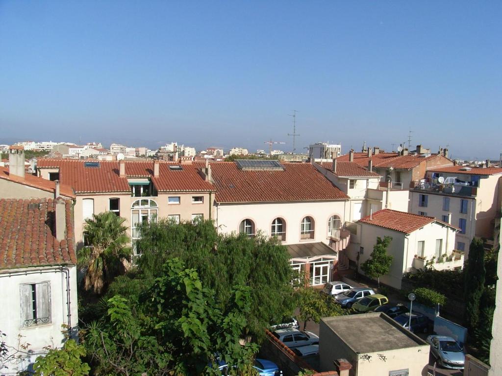- une vue sur une ville avec des bâtiments et des voitures dans l'établissement Élisée-Perpignan, à Perpignan