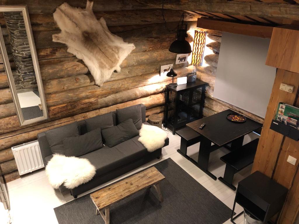 un soggiorno con un divano e un tavolo di Rukanloiste a Ruka