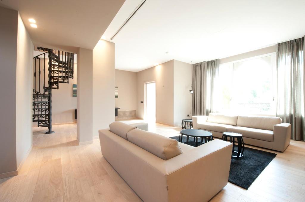 ein Wohnzimmer mit einem Sofa und einem Tisch in der Unterkunft I Portici Hotel Bologna in Bologna