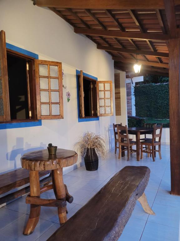 a living room with a wooden table and chairs at Brisa da Serra Hotel Pousada Pirenopolis in Pirenópolis