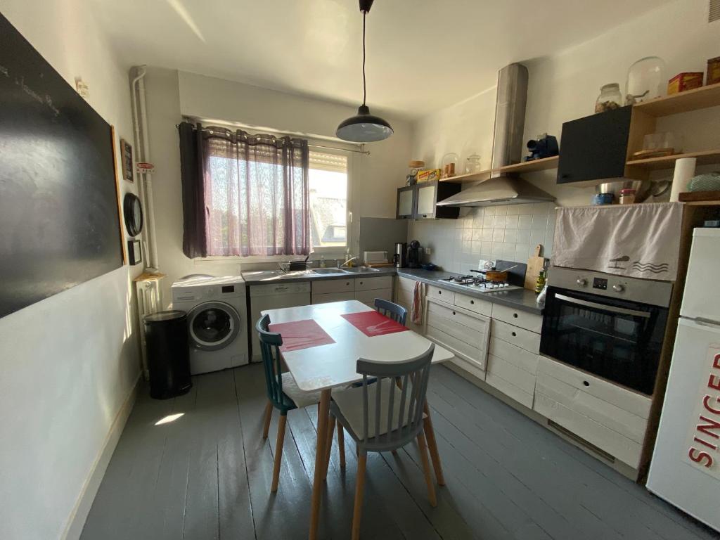 Una cocina o kitchenette en R&Eacute;F 344 - LARMOR-PLAGE Appartement centre bourg avec balcon plages et commodit&eacute;s &agrave; pied