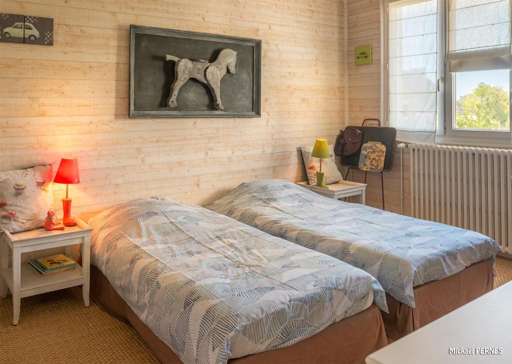 Una cama o camas en una habitaci&oacute;n de R&Eacute;F 344 - LARMOR-PLAGE Appartement centre bourg avec balcon plages et commodit&eacute;s &agrave; pied