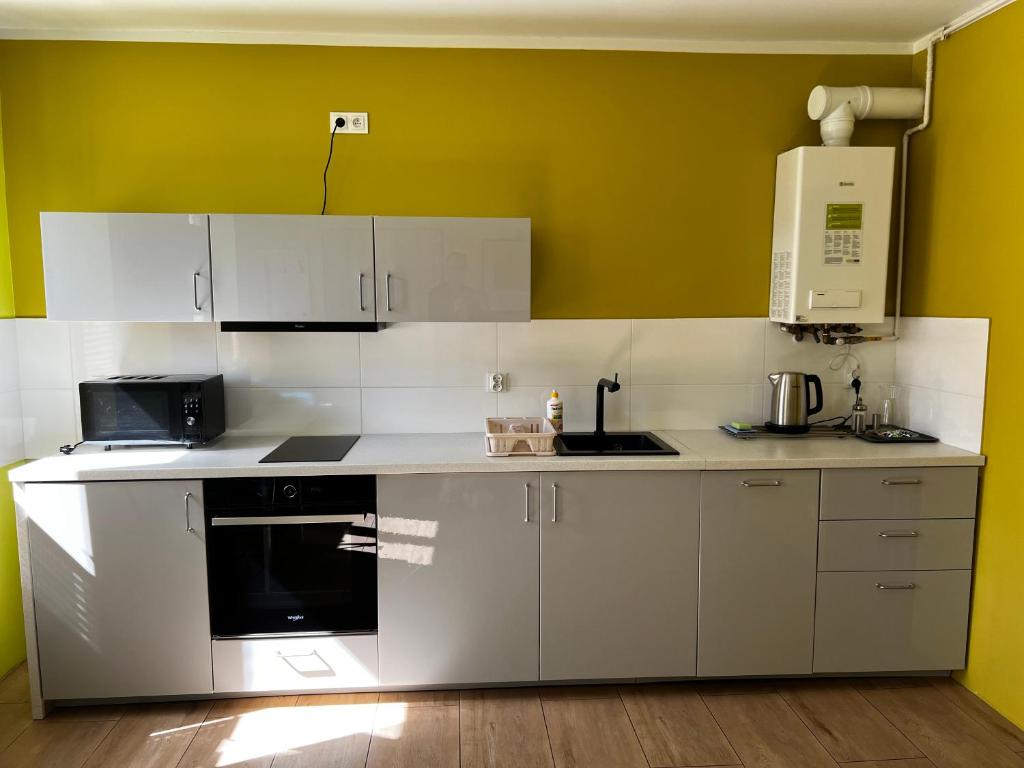 Kuchyňa alebo kuchynka v ubytovaní Apartament MRĄGOWIA