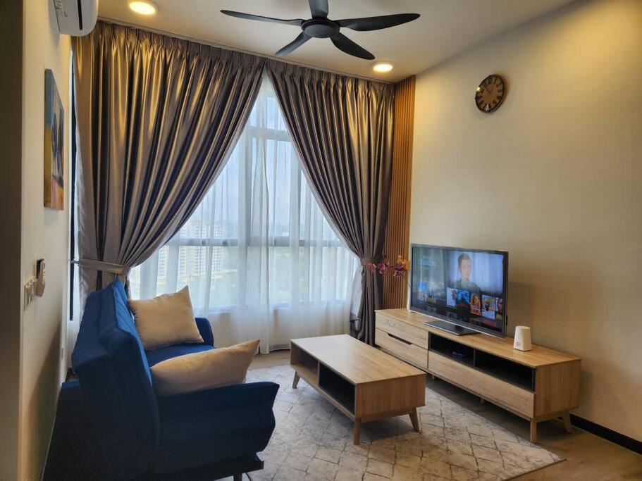 TV a/nebo společenská místnost v ubytování Antara Lima Homestay Putrajaya