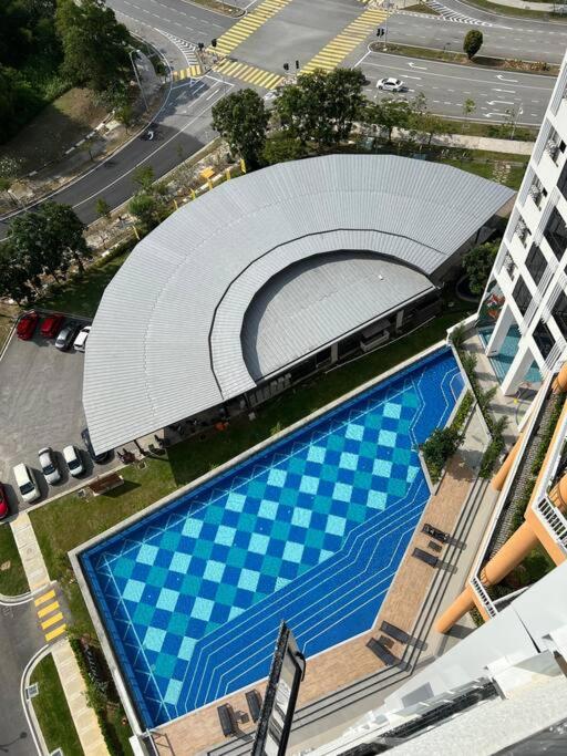 Bazén v ubytování Antara Lima Homestay Putrajaya nebo v jeho okolí