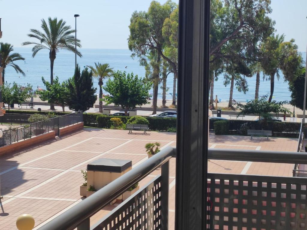 einen Balkon mit Blick auf einen Tennisplatz in der Unterkunft Precioso apartamento con vistas al mar in Benicàssim