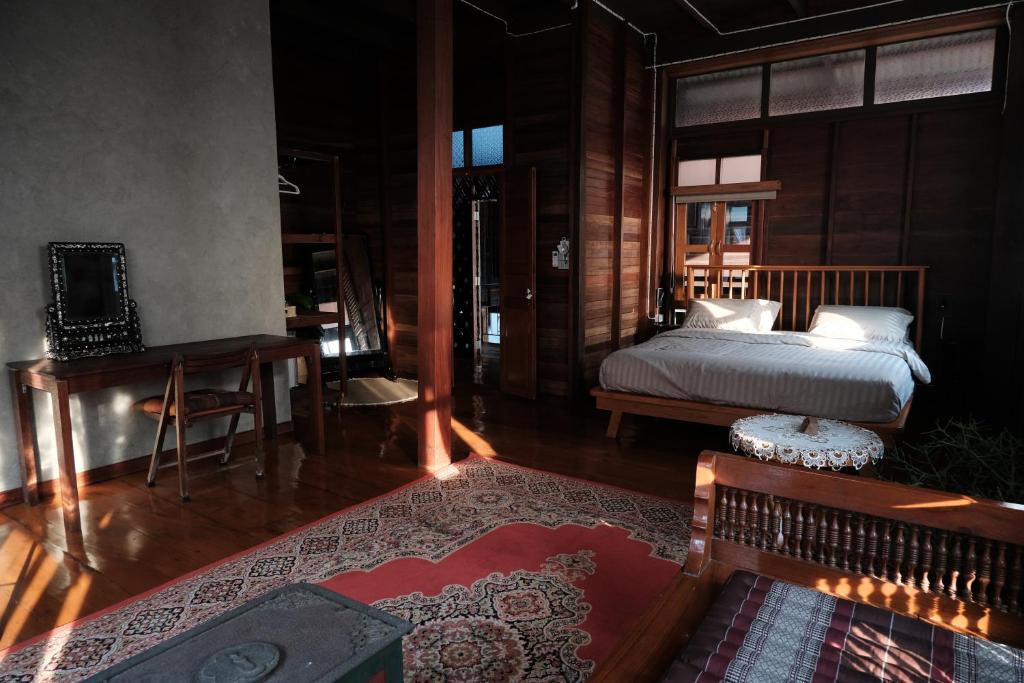 Postel nebo postele na pokoji v ubytování Bannai Bangkoknoi บ้านในบางกอกน้อย