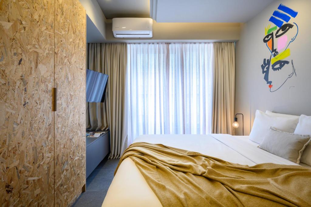 Postel nebo postele na pokoji v ubytování Psiri Vibes