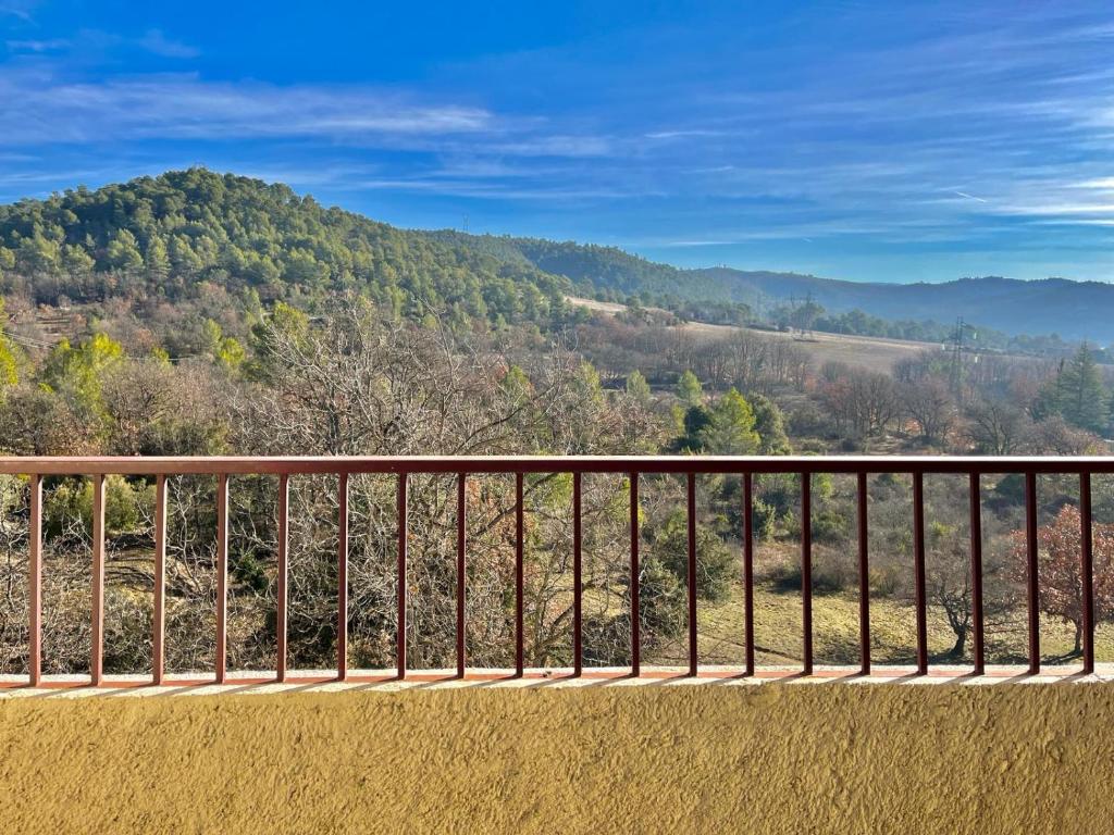 un balcon avec vue sur une montagne dans l'établissement Vue imprenable, parking privé, lave-linge, à Gréoux-les-Bains