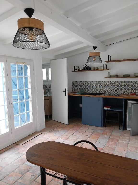 a kitchen with a bench and a table in a room at Studio Versailles Woods in Jouy-en-Josas