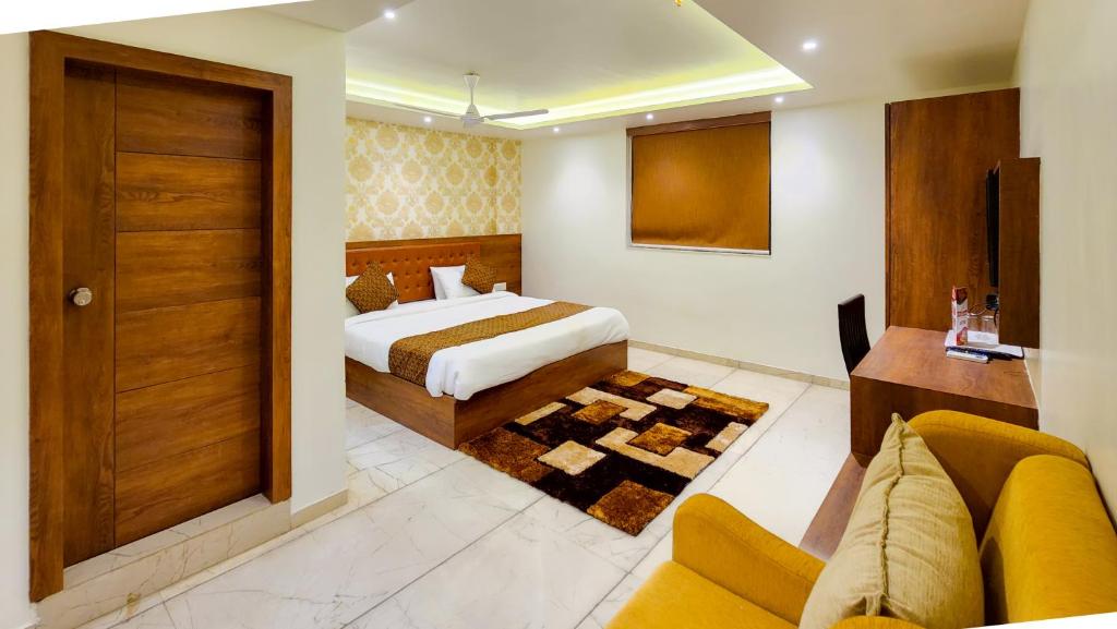 una camera d'albergo con letto e divano di Hotel Nova Pride a Rajkot