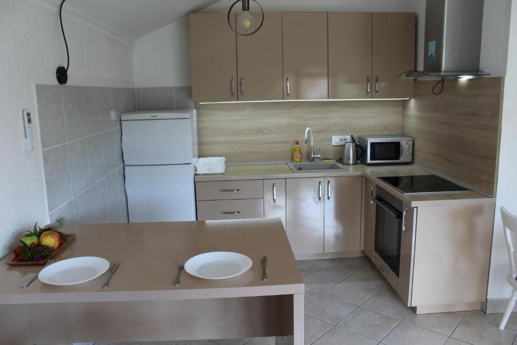 O bucătărie sau chicinetă la Apartmani Lime