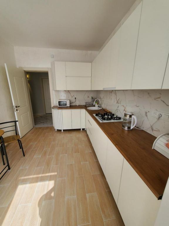 Kuchyň nebo kuchyňský kout v ubytování MAKA Hotel