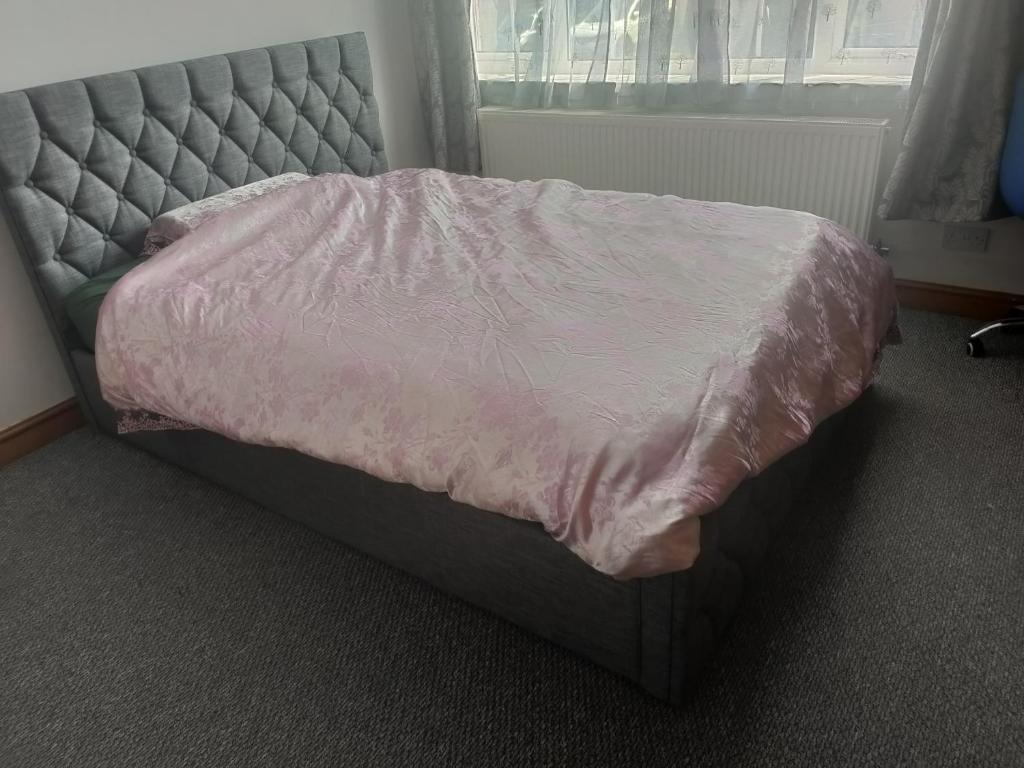 Tempat tidur dalam kamar di B's home