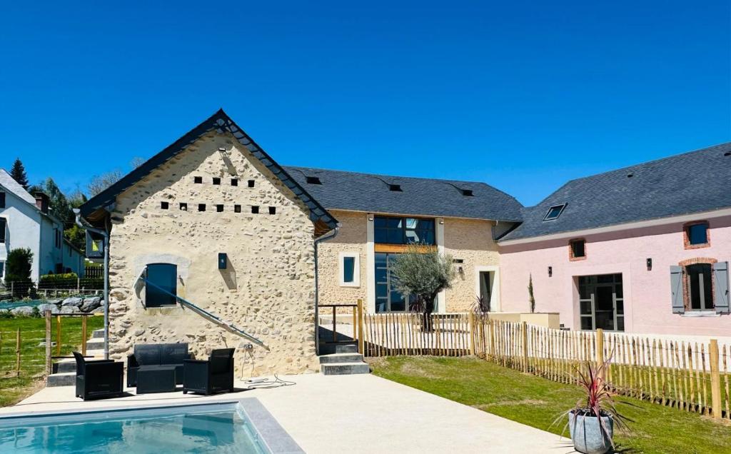 Photo de la galerie de l'établissement GITE BORDAROSA - 22 pers piscine et salle de reception - OUVERTURE PAQUES 2024, à Ossun