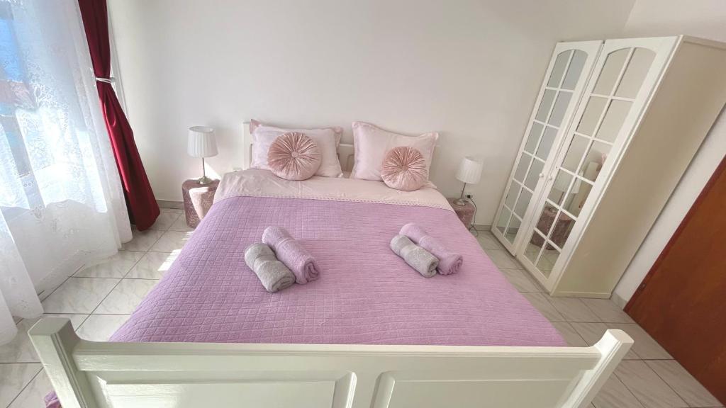 Кровать или кровати в номере Lovely apartments on the private Beach - island Korčula