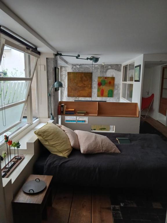 パリにあるstipologic Duplexのリビングルーム(ベッド1台、窓付)