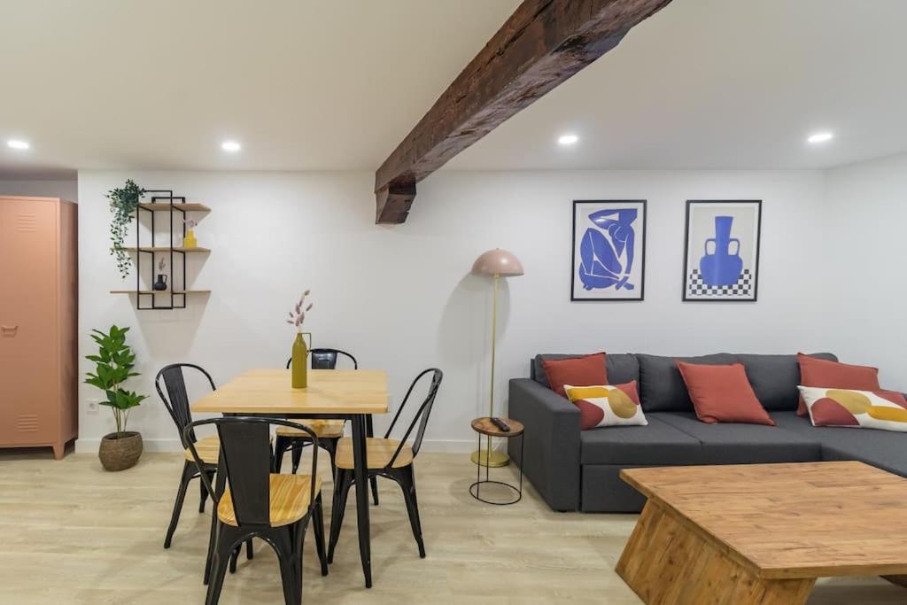 a living room with a couch and a table at Acogedor apartamento céntrico in Santander